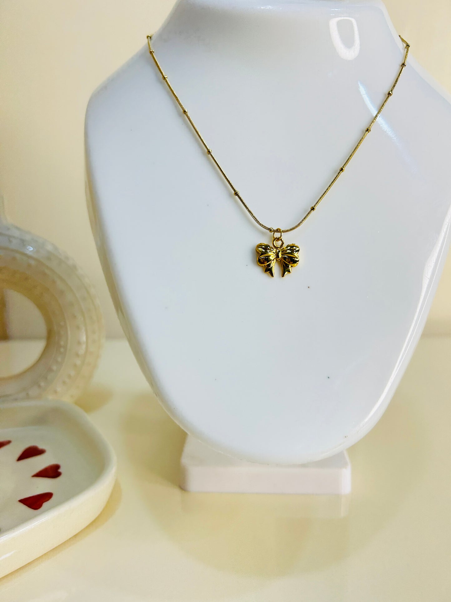 Bow necklace