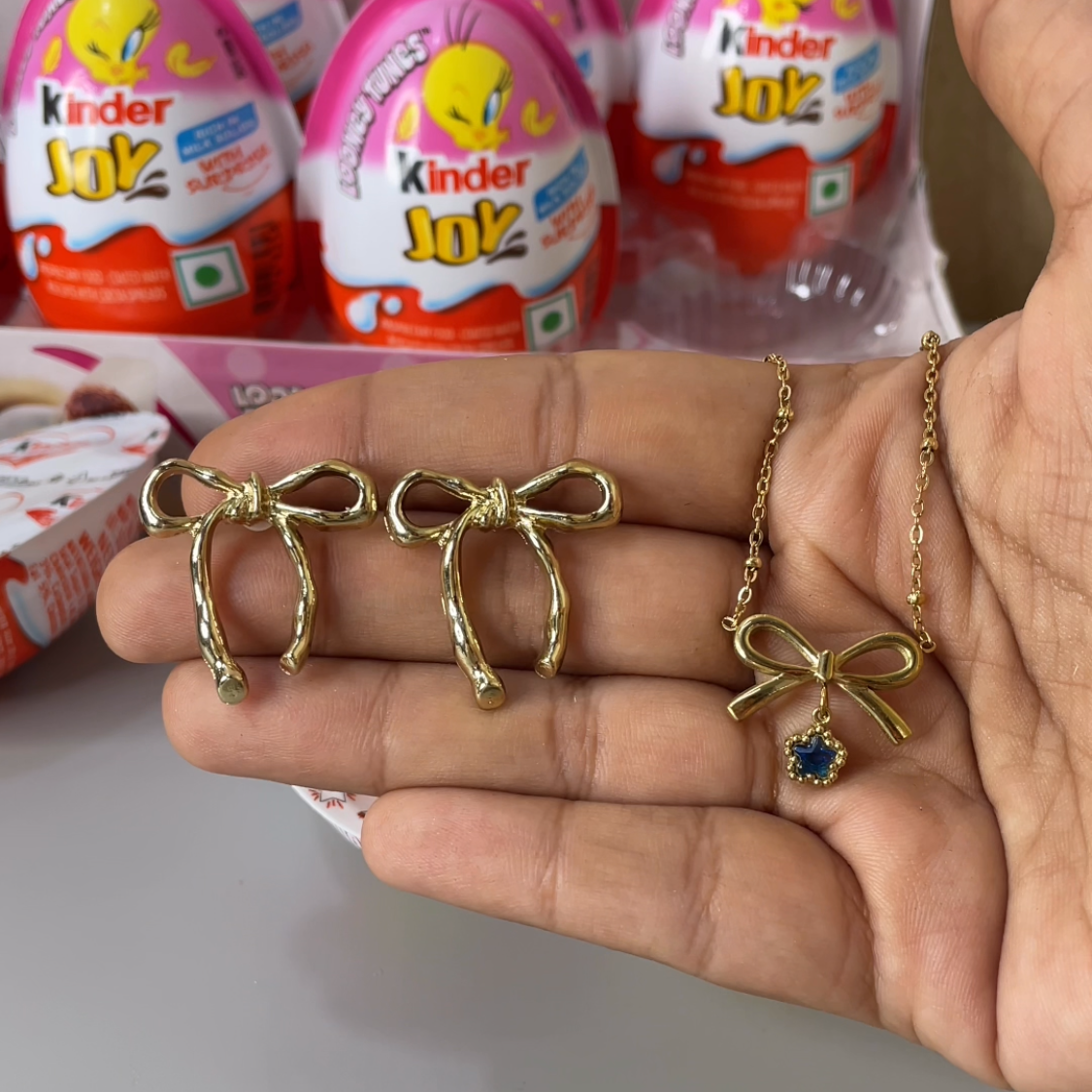 Bow kinderjoy 1