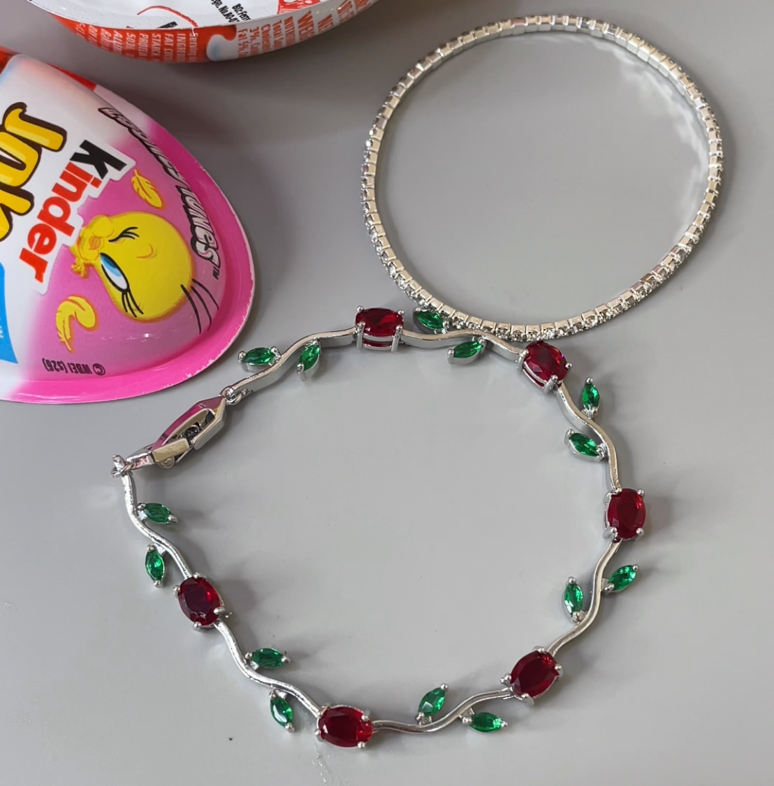 Red tulip bracelet kinderjoy