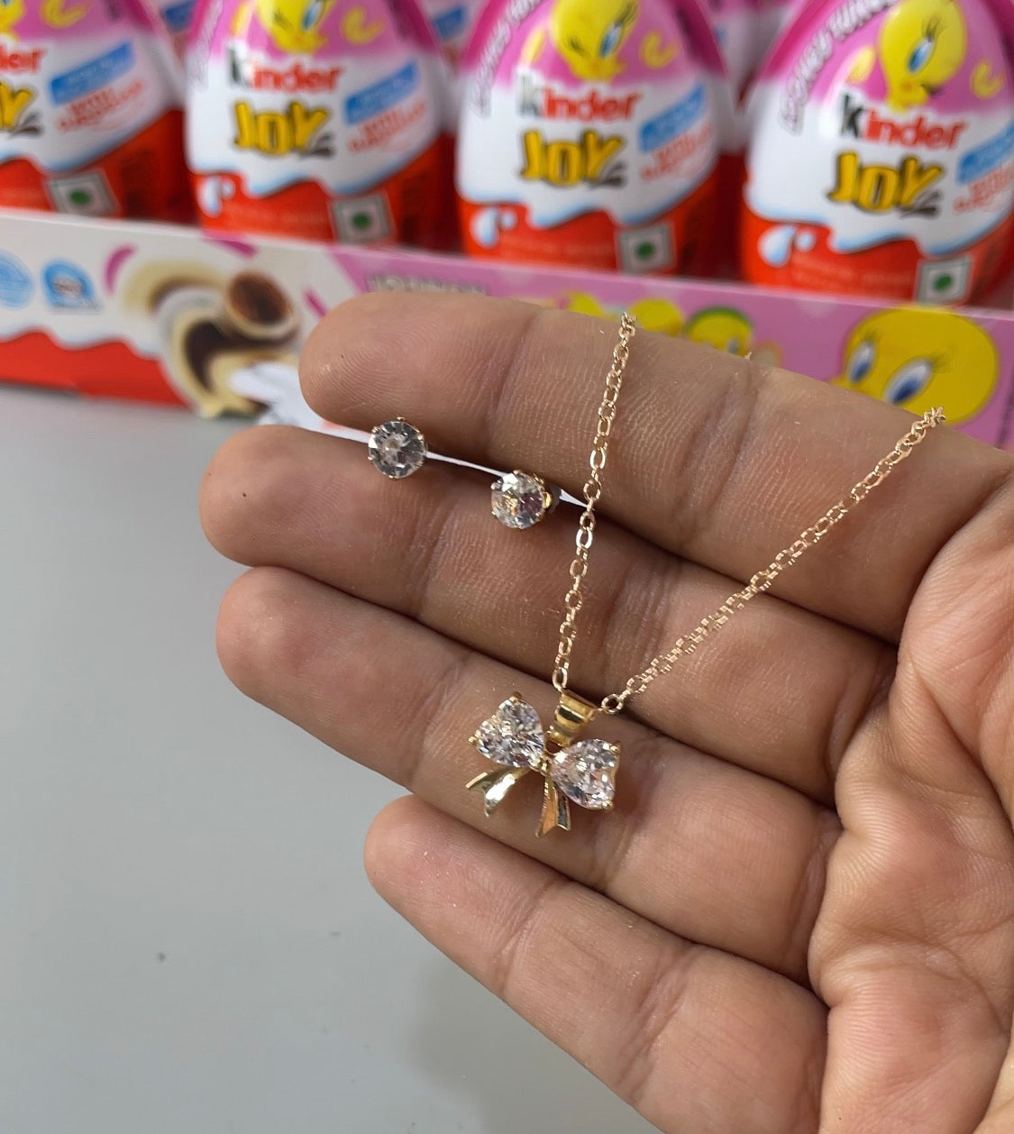 Stud bow kinderjoy